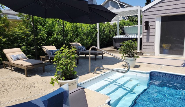 Walk to Beach w Pool and Jacuzzi Hot Tub, Near Train, Restaurants