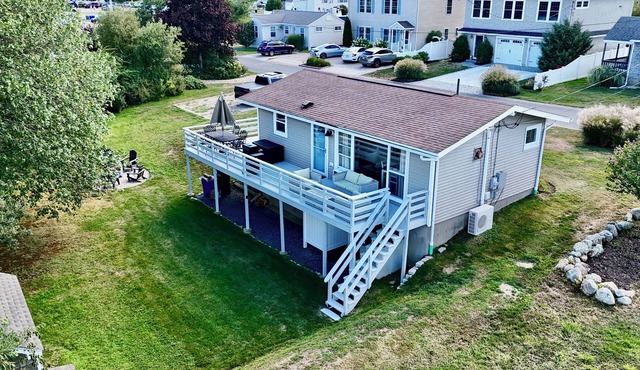 Walk to Beaches, 7 Restaurants, Point Judith, AC, WiFi, Fire Pit, Outdoor Shower