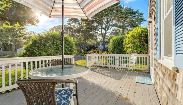 Walk To Beaches, Main Street, and Harbor. Quiet Neighborhood. Captain Gosnold Village M1