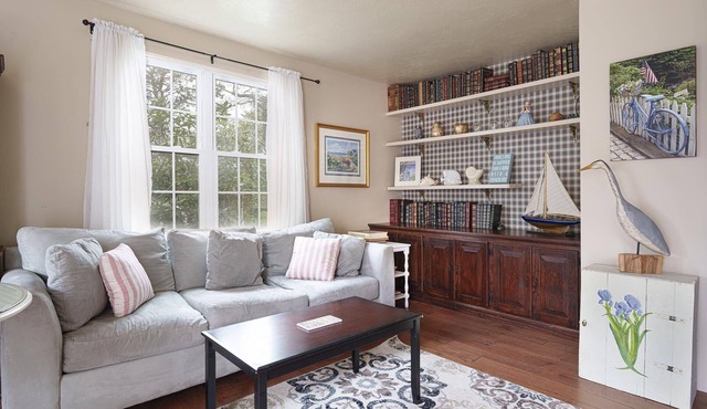 Walk To Beaches, Main Street, and Harbor. 1BR Cottage. Quiet Area. Captain Gosnold Village 16B