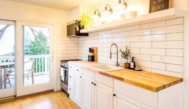 Walk to Beaches - Perfect New Haven Guest Retreat!