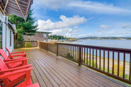 Walk to Beaches Waterfront Home in Port Orchard!