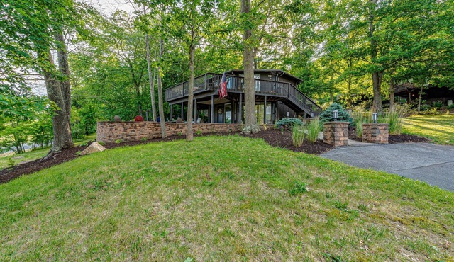 Walk to Bedford Springs from the "Round House" with an Amazing golf course view!
