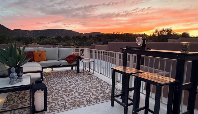 Walk to Bell Rock, Dining and Trails + Rooftop Views. Pet Friendly!