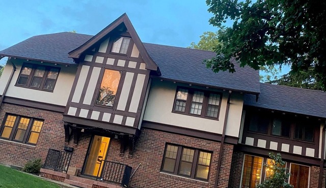 Walk to Big House, campus-bars-restaurants. Fully renovated & HUGE. Sleeps 20.