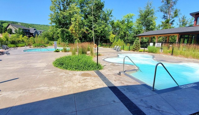 Walk to Blue Mountain Village & Bike to Downtown/Main Street. Community Pool.
