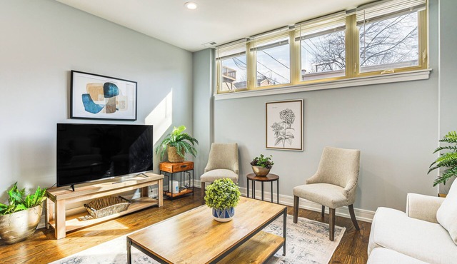 Walk to Blue Line: Sleek Apartment in Bucktown!
