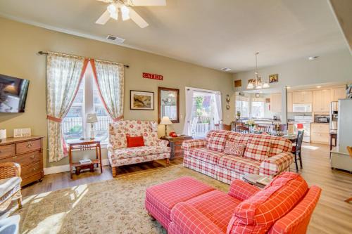 Walk to Boat Launch! Heritage House of Lakeport