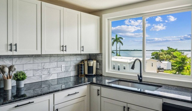 Walk to Bradenton Beach 3rd-Floor Beach Retreat w/Deck