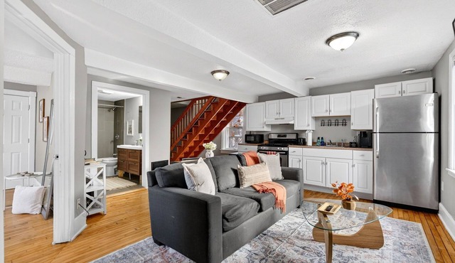 Walk to Brady St, 2-story upper flat, Sleeps 7!