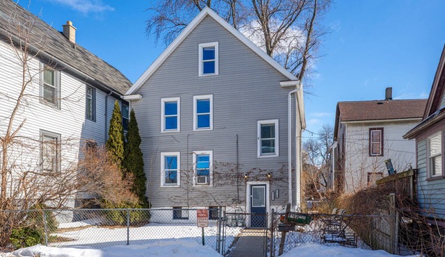 Walk to Brady St, Sleeps 12, 3-Story Brew City Gem