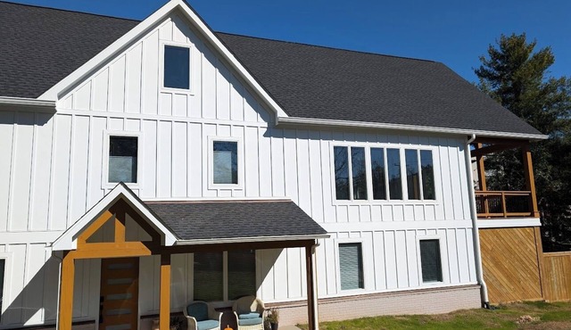 Walk to breweries, live music, restaurants, parking, fenced yard.