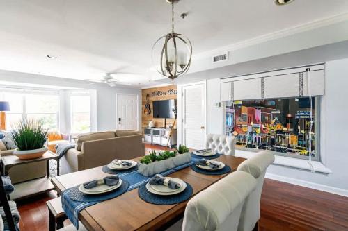 Walk To Broadway Charming Modern Historic Townhome