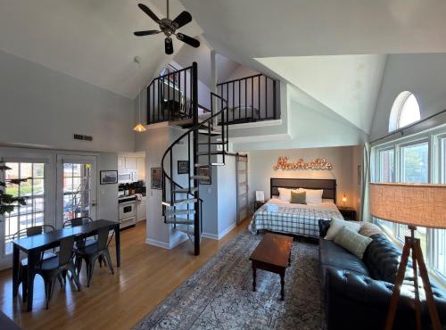 Walk to Broadway - Free Gated Parking - Cozy Condo