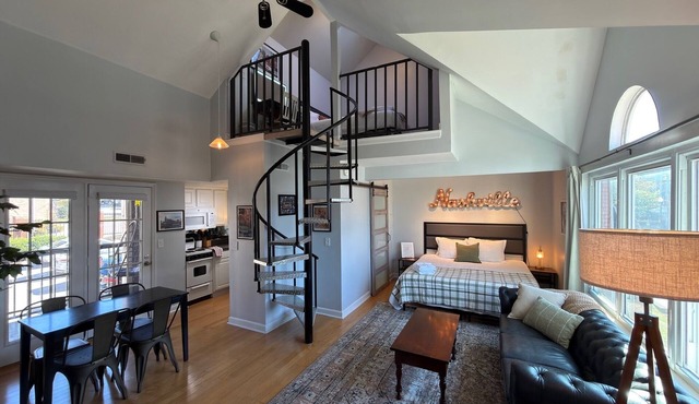 Walk to Broadway - Free Parking - Cozy Condo