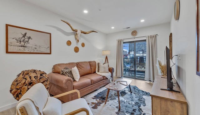 Walk to Broadway-Hyve Urban Cowboy-3BR Lux Condo w/Pool & Gym