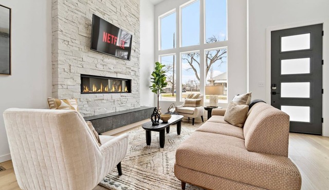 Walk to BSU*2600ft²*HotTub*King*Parking*1000Mbps