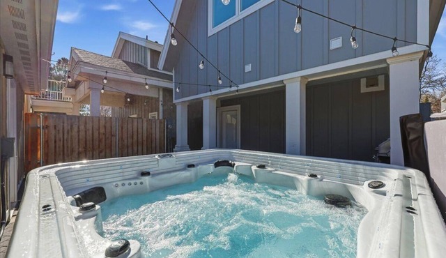 *Walk To BSU*HotTub*Parking*300Mbps*Smart TV*W/D*A/C
