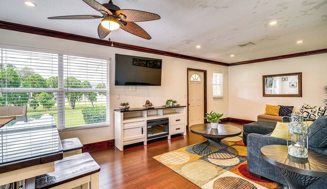 Walk to Buckingham Farms: Peaceful Fort Myers Home