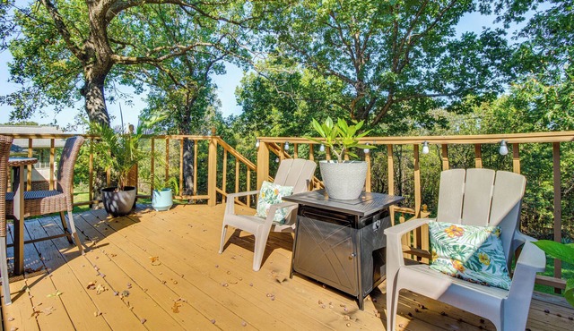 Walk to Bull Shoals Lake: Dog-Friendly Midway Home