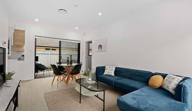 Walk to cafes, restaurants, ferry, cinema+ beach