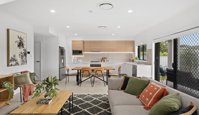 Walk to cafes, restaurants, ferry, cinema+ beach