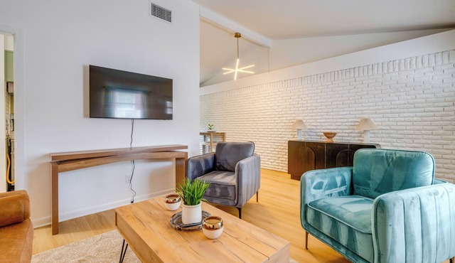 Walk to Campus: Creekside Austin Duplex!