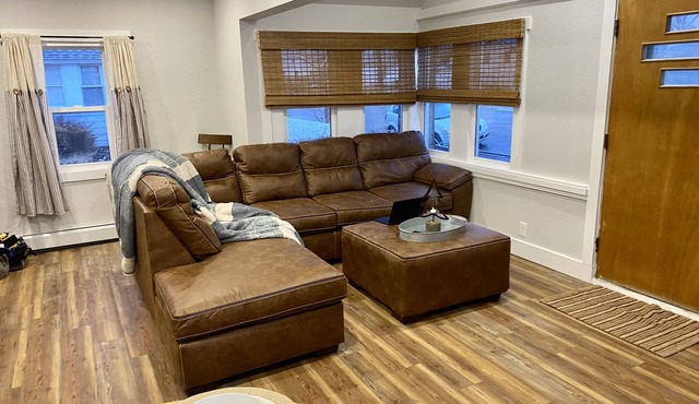 Walk to campus! Fully remodeled Historic Railroad House sleeps 7