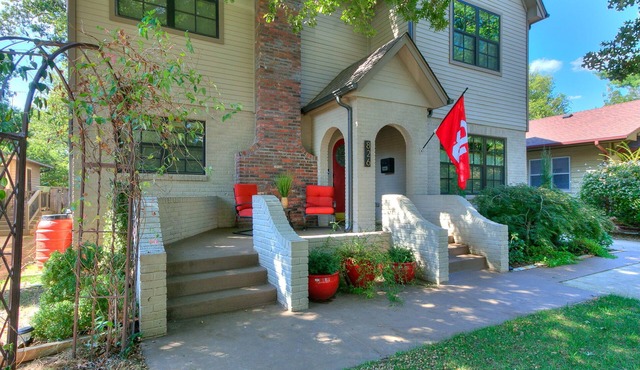 Walk to campus! nLuxurious 5-bedroom house with pool, hot tub & game room!
