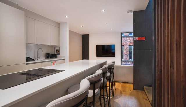 Walk to Canal St. | 4BR Townhome w/Roof Top