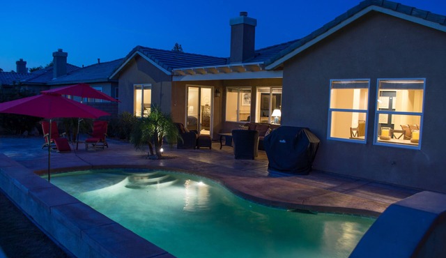 Walk to Caochella, Beautiful home on the golf course, Private pool, Sleeps 10