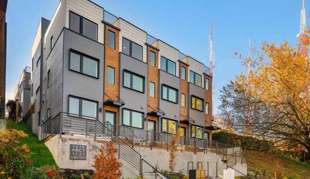 Walk to CapHill 4B2.5B Sleeps 12 w/Rooftop deck