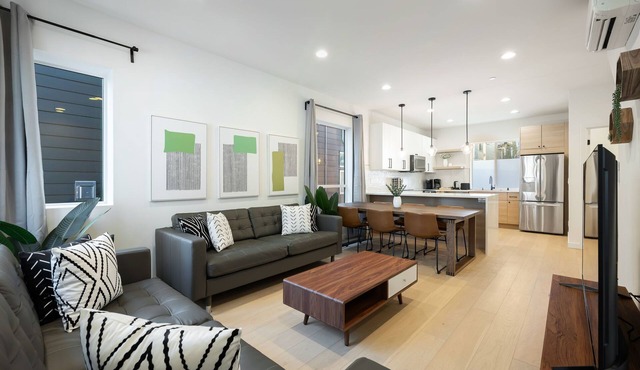 Walk to CapHill 4B2.5B Sleeps 8 w/Rooftop Deck