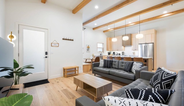 Walk to CapHill 4B2B w/Rooftop Deck EV charging