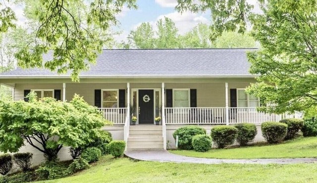 Walk to Carrollton Square! Entire Home Upstairs For Rent.