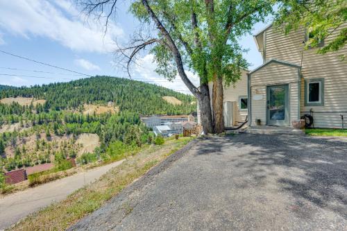 Walk to Casinos and Opera House! Central City Home