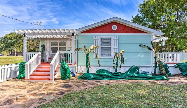 Walk to Cedar Creek Reservoir Home with Fire Pit!