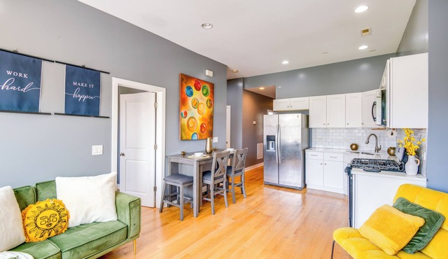 Walk to Chicago's Shops & Eats: Bronzeville Duplex