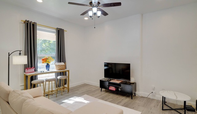 Walk to Churchill Downs: Central Louisville Home!