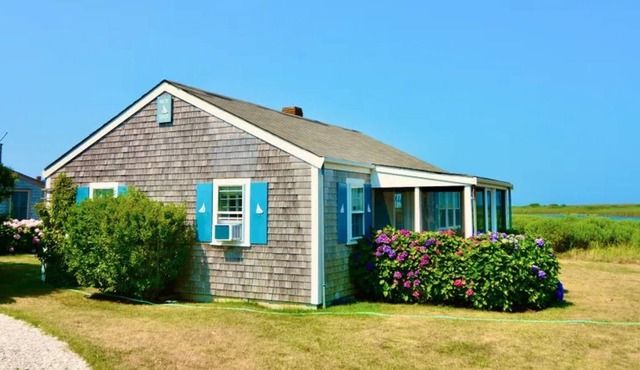 Walk to Cisco/ Charming cottage and garage apt on Hummock Pond