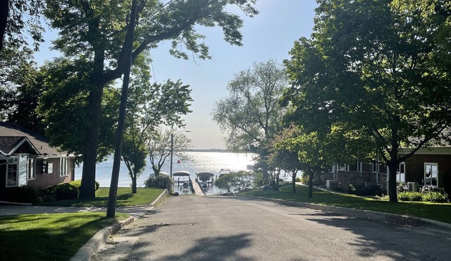 Walk to City Beach, City Park and downtown Clear Lake!