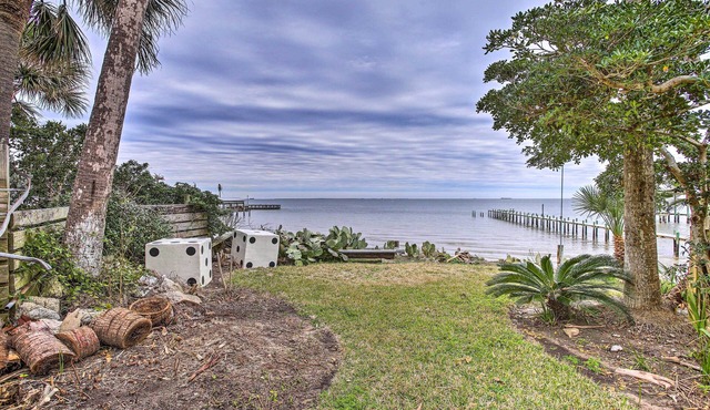 Walk to Coast: Galveston Bay Retreat w/Grill