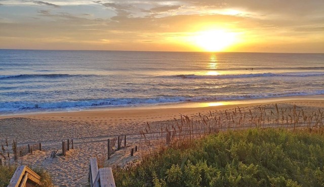 Walk To Coffee, Wine & Bay, OBX Beaches, The Tiny BoHo by The East Coast Host