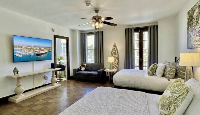 Walk to Convention Center! Modern DTLB Ocean View Studio