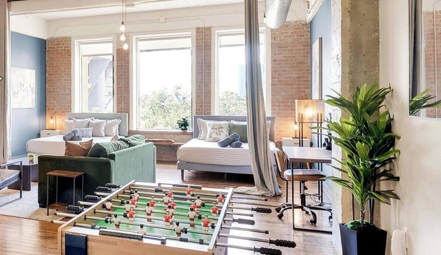 Walk to Convention Ctr | Downtown UrbanLoft | Sleeps 8