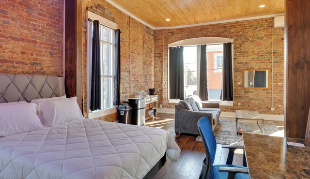 Walk to Courthouse Sq! Loft-Style Marshall Studio
