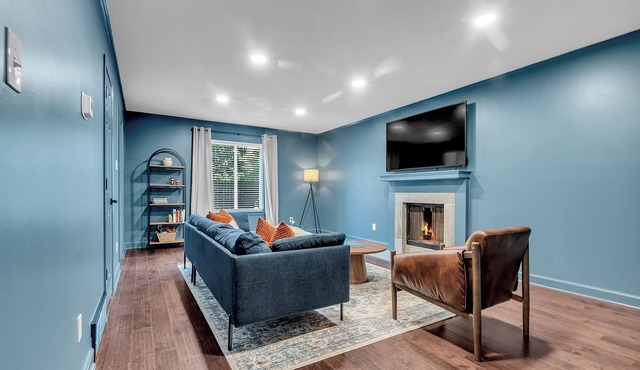 Walk to Crosstown Cozy Midtown King Retreat