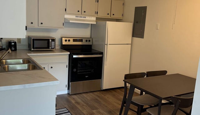 Walk to Cruise Boat 2min, brewery, parks, & restaurants Downtown Apartment