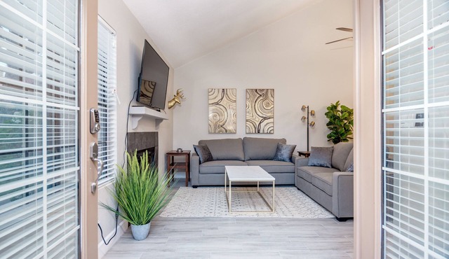 Walk to Cubs stadium ! Centrally Located Cozy Modern Condo