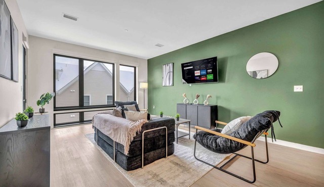 Walk to CWRU w/KingBed, Balcony, Gym, Parking, WD
